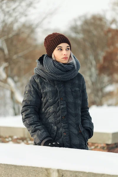 Эмоциональный портрет женщины зимой на открытом воздухе — стоковое фото