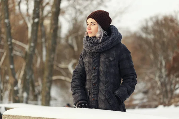 Retrato emocional de una mujer en invierno al aire libre — Foto de Stock