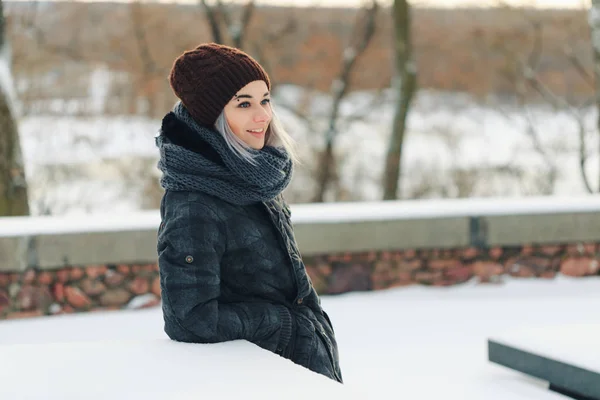 Retrato emocional de uma mulher no inverno ao ar livre — Fotografia de Stock