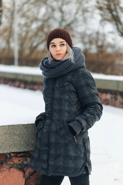 Эмоциональный портрет женщины зимой на открытом воздухе — стоковое фото