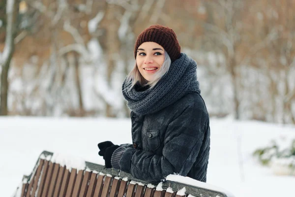 Emotionele portret van een vrouw in de winter buiten — Stockfoto