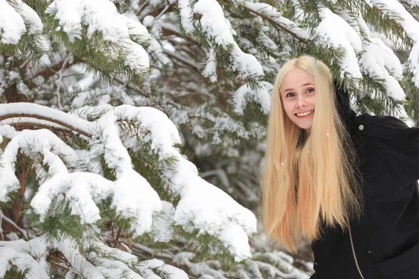 Κορίτσι σε ένα χειμώνα χιονισμένο δάσος. φτωχογειτονιά — Φωτογραφία Αρχείου