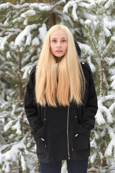 눈 덮인 겨울 숲에서 소녀입니다. 슬 럼 — 스톡 사진