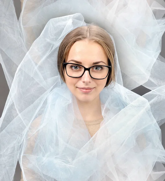 Un gran retrato de una chica con gafas sobre un fondo oscuro —  Fotos de Stock