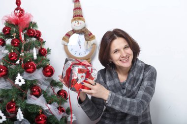 bir Noel hediyesi beyaz bir arka plan Noel ağacına adlı kadınla