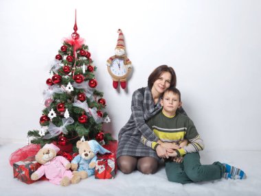 Beyaz bir arka plan üzerinde zarif Noel ağacı Noel aile fotoğrafı