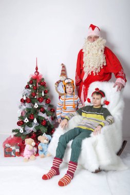 .Noel Baba. Çocukların Noel ağacı, Noel Baba dileklerimle. Beyaz bir arka plan üzerinde.