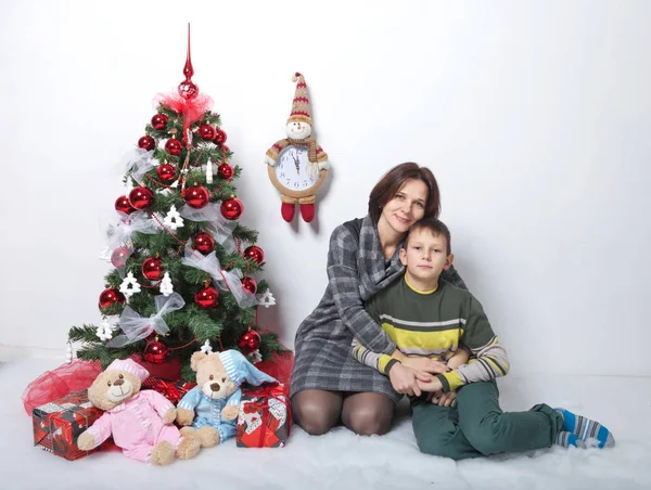 Foto di famiglia di Natale nell'elegante albero di Natale su sfondo bianco — Foto Stock