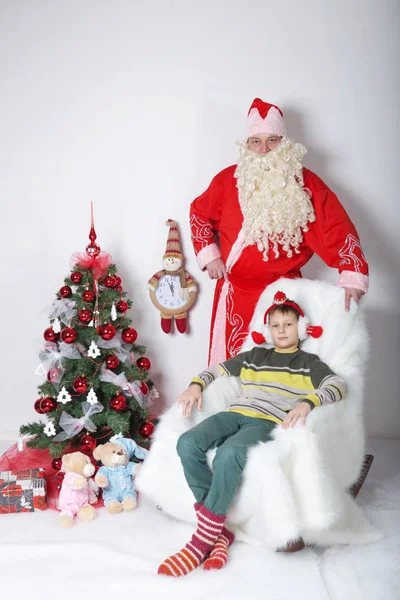 .Babbo Natale. Babbo Natale auguri di bambini all'albero di Natale. su sfondo bianco . — Foto Stock