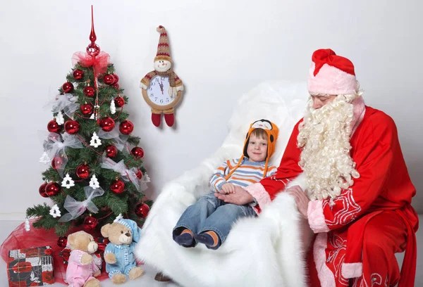 .Babbo Natale. Babbo Natale auguri di bambini all'albero di Natale. su sfondo bianco . — Foto Stock