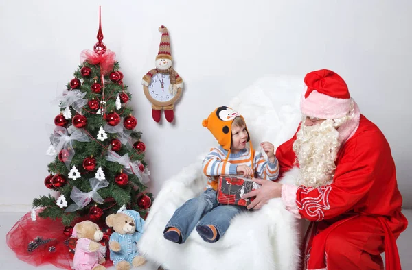 .Santa Claus. Ježíšek přání dětí u vánočního stromu. na bílém pozadí. — Stock fotografie