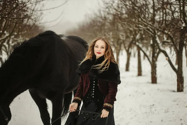 Caballo y chica en los bosques de invierno — Foto de Stock