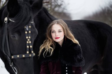 karanlık elbiseleri siyah bir at ile kız