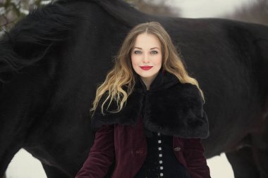 karanlık elbiseleri siyah bir at ile kız