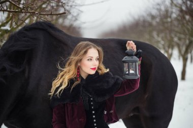 karanlık elbiseleri siyah bir at ile kız