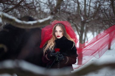 karanlık elbiseleri siyah bir at ile kız