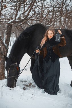 karanlık elbiseleri siyah bir at ile kız