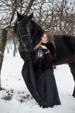 karanlık elbiseleri siyah bir at ile kız