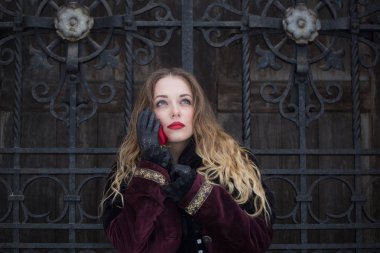 güzel bir kız dövme kafes ayakta