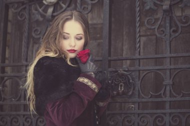 güzel bir kız dövme kafes ayakta