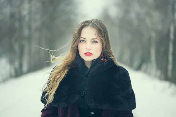 รูปภาพฤดูหนาวของผู้หญิงที่มีผมยาว — ภาพถ่ายสต็อก