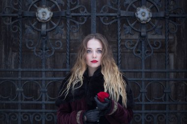 güzel bir kız dövme kafes ayakta