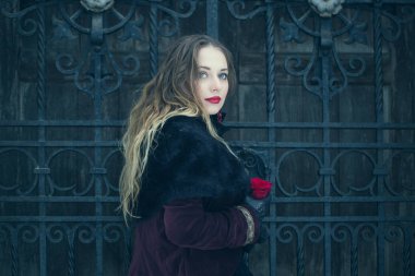 güzel bir kız dövme kafes ayakta