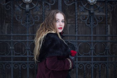 güzel bir kız dövme kafes ayakta