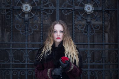 güzel bir kız dövme kafes ayakta