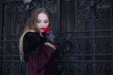 güzel bir kız dövme kafes ayakta