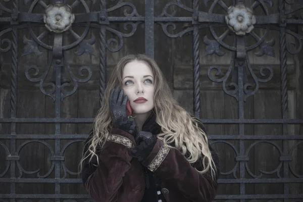 güzel bir kız dövme kafes ayakta