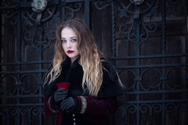 güzel bir kız dövme kafes ayakta