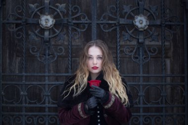 güzel bir kız dövme kafes ayakta