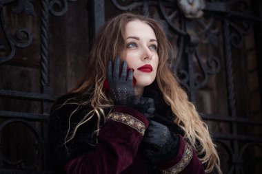 güzel bir kız dövme kafes ayakta