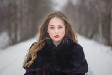 Uzun saçlı bir kız kış portresi