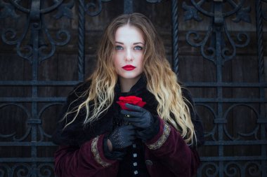 güzel bir kız dövme kafes ayakta