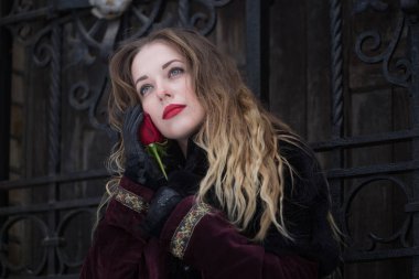 güzel bir kız dövme kafes ayakta