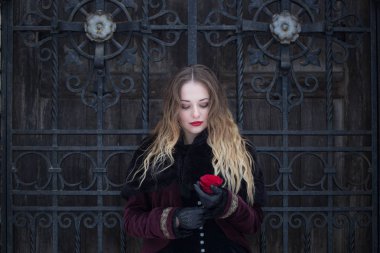 güzel bir kız dövme kafes ayakta