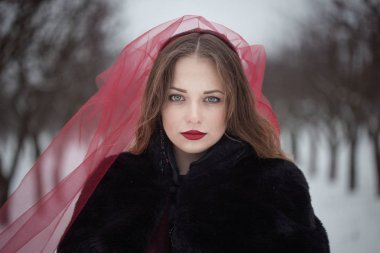 Kırmızı duvak kışın karda kız