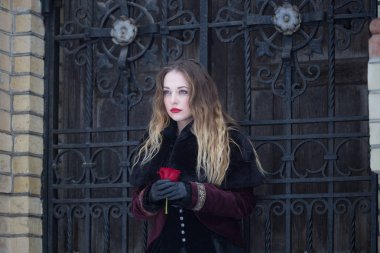 güzel bir kız dövme kafes ayakta