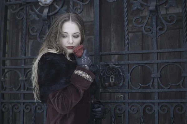 güzel bir kız dövme kafes ayakta