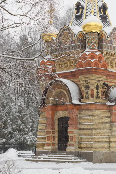 Palastturm von Rumjanzew-Paskewitsch, Palast- und Parkensemble, Winterlandschaft, Gomel, Weißrussland. — Stockfoto