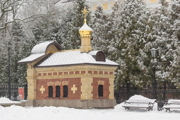 Palastturm von Rumjanzew-Paskewitsch, Palast- und Parkensemble, Winterlandschaft, Gomel, Weißrussland. — Stockfoto