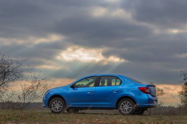 Gomel, Belarus - 18 Ekim 2016: doğa zemin üzerine mavi araba.