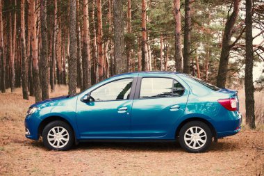 Gomel, Belarus - 18 Ekim 2016: doğa zemin üzerine mavi araba.