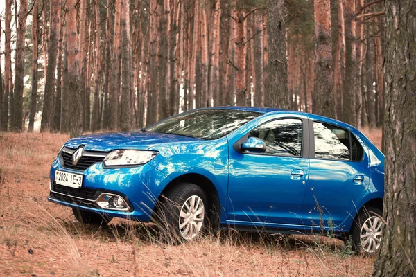 Homel, Wit-Rusland - 18 oktober 2016: Renault Logan. De auto is blauw op een achtergrond van de natuur — Stockfoto