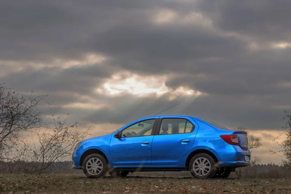 Homel, Wit-Rusland - 18 oktober 2016: blauwe auto op natuur achtergrond. — Stockfoto