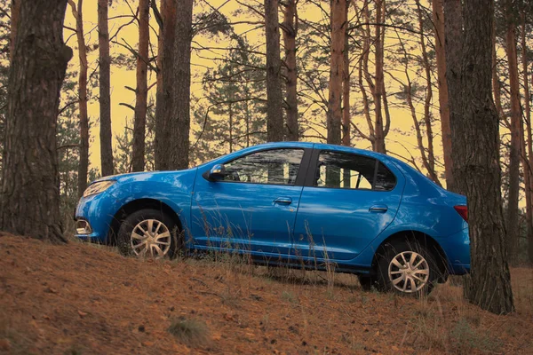 Homel, Wit-Rusland - 18 oktober 2016: blauwe auto op natuur achtergrond. — Stockfoto