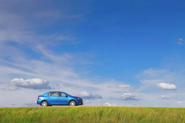 Homel, Wit-Rusland - 5 juni 2016: Renault Logan. De auto is blauw op een achtergrond van de natuur. — Stockfoto