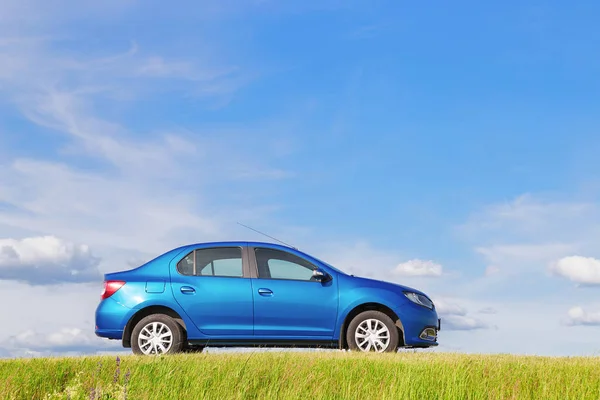 Homel, Fehéroroszország - 2016. június 5.: Renault Logan. Az autó a kék háttérben a természet. — Stock Fotó
